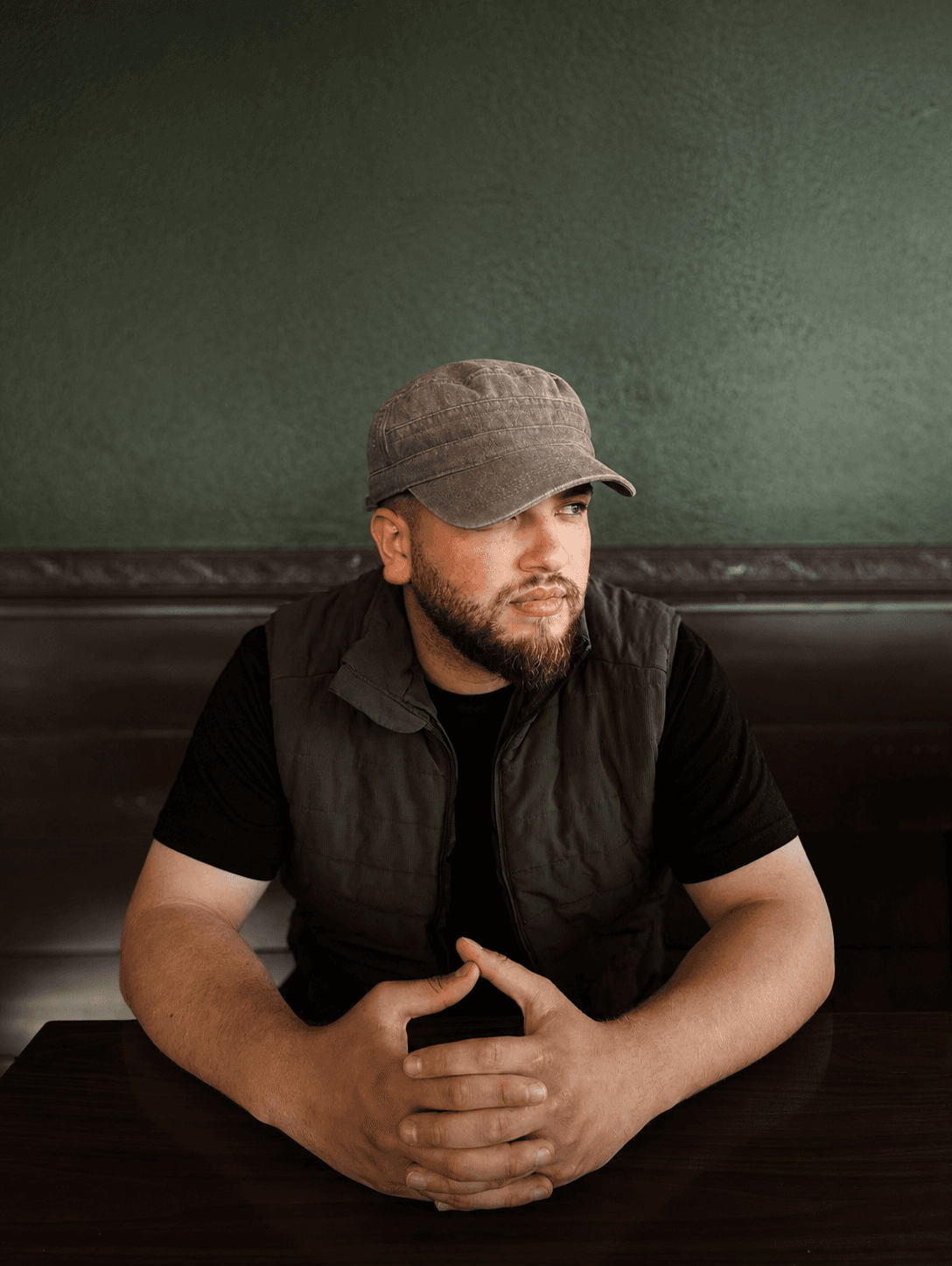 Portrait of the DOZA founder seated in a café.